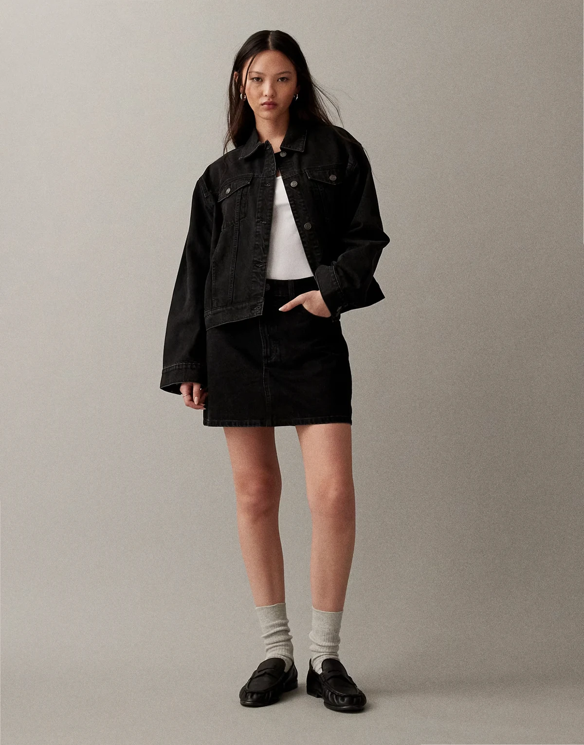 – Minirock in verwaschenem Schwarz mit hohem Bund