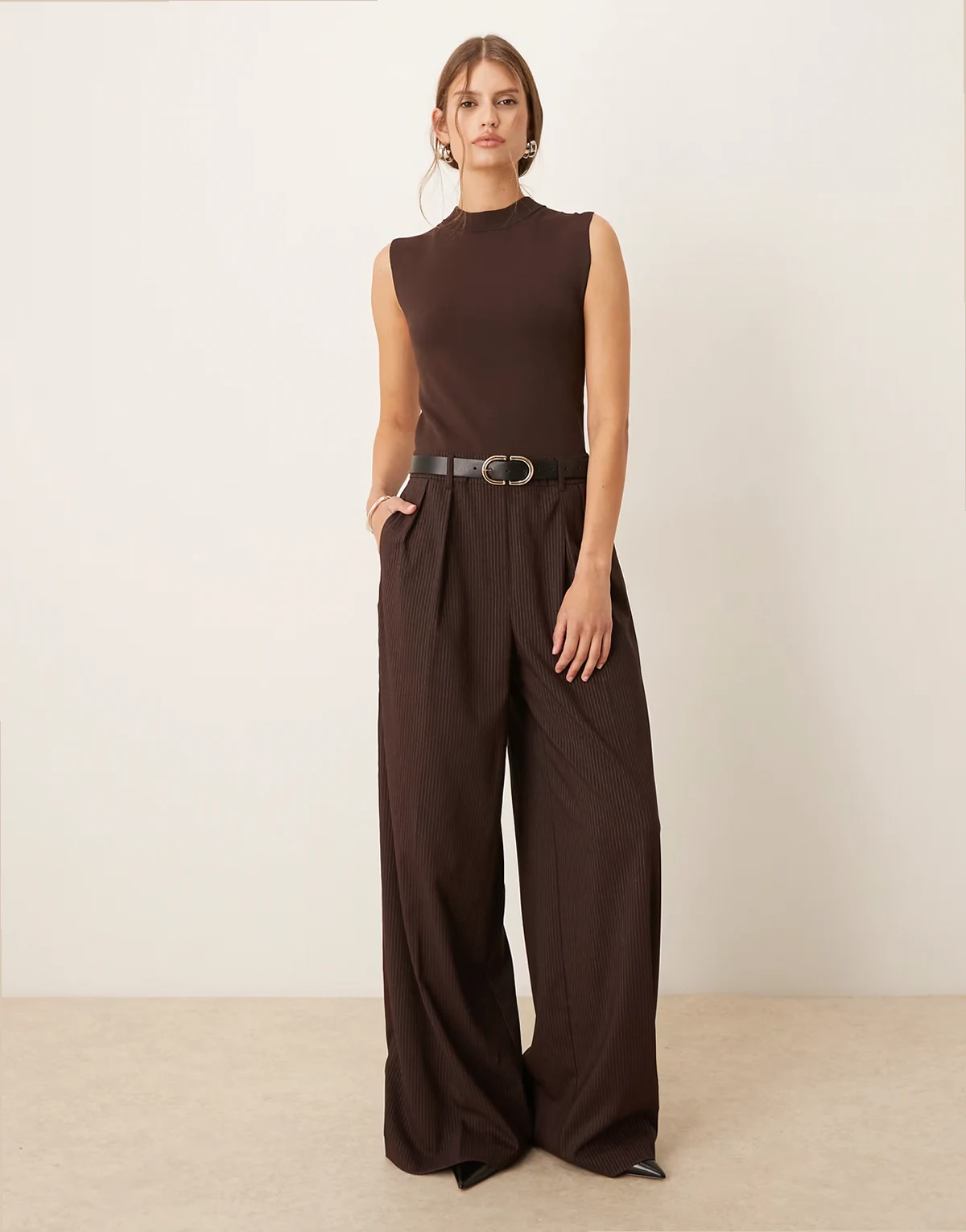 – Ärmelloser, eleganter 2-in-1-Jumpsuit in Braun