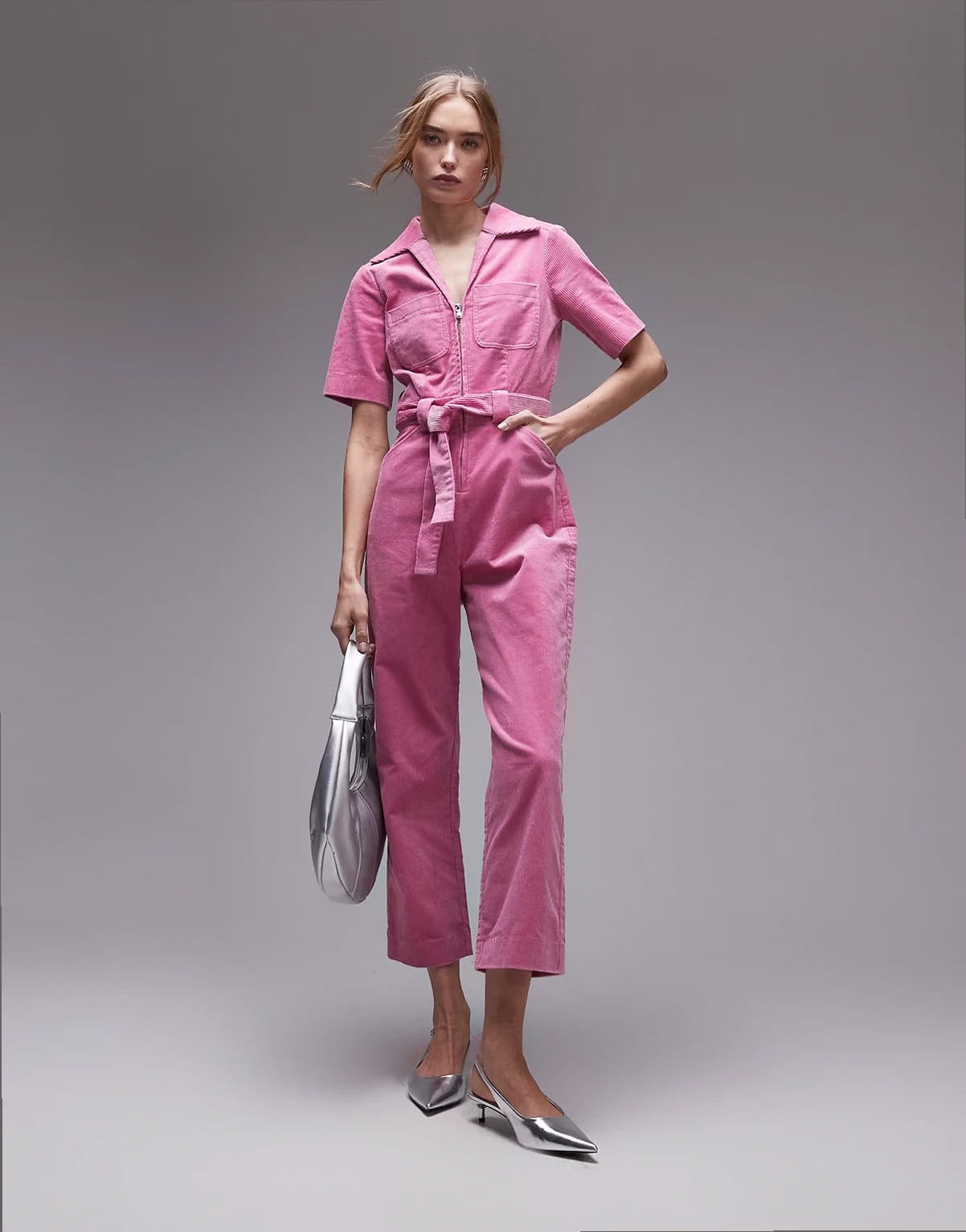 – Cord-Jumpsuit in Hellrosa mit Bindegürtel