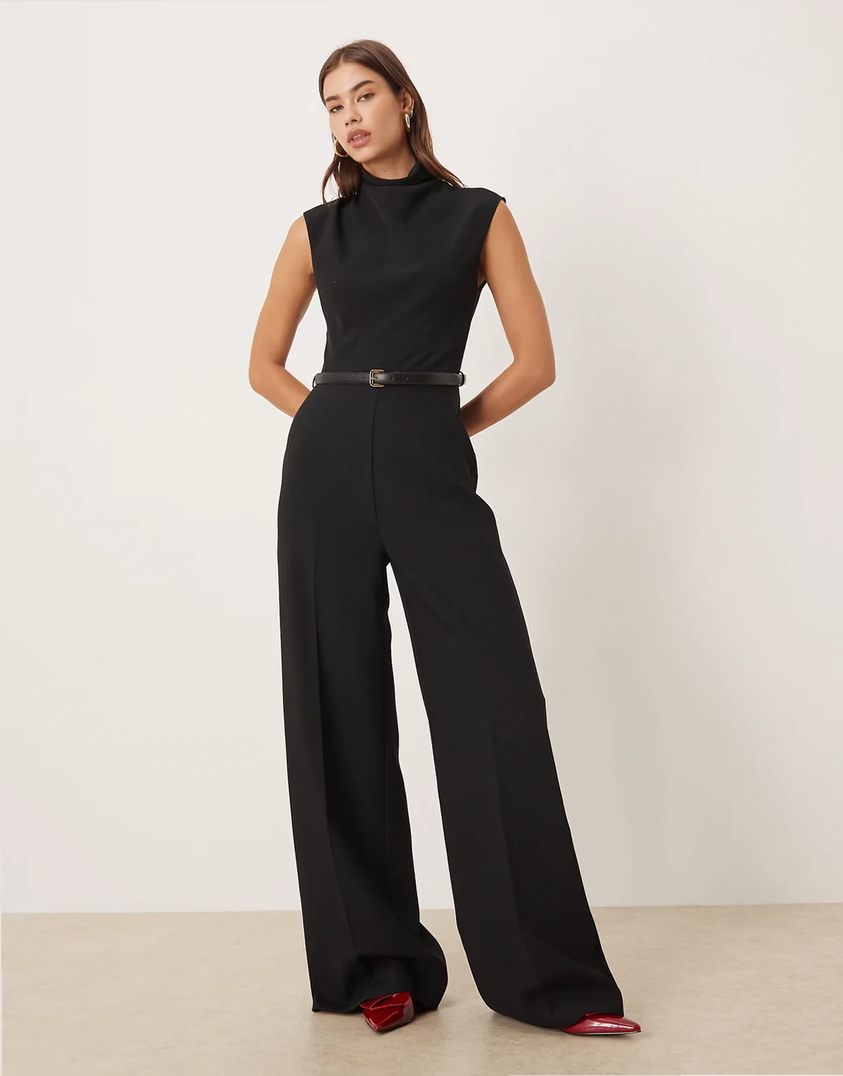 – Ärmelloser Jumpsuit in Schwarz mit Gürtel