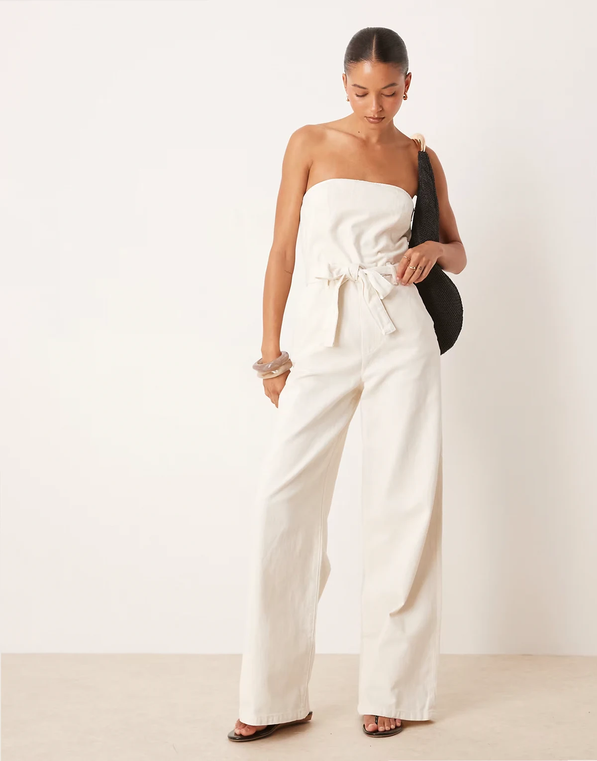 – Trägerloser Baumwoll-Jumpsuit in Weiß mit Bindegürtel