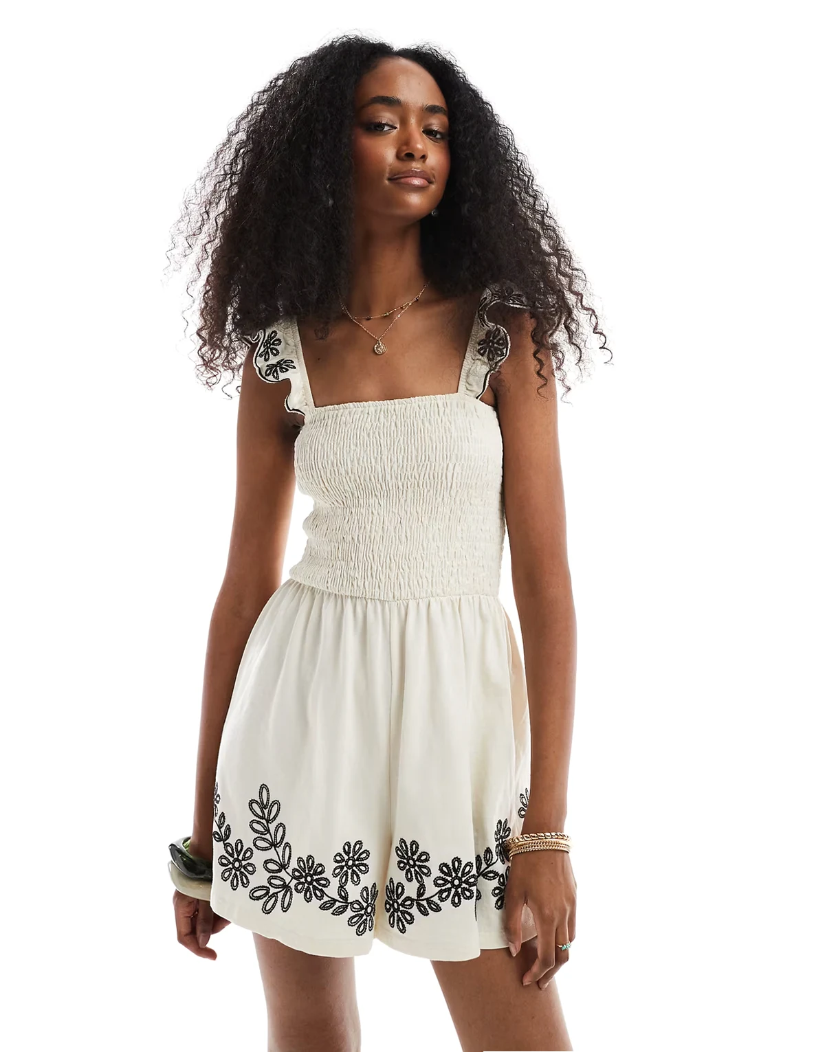 – Playsuit in Creme mit Rüschenärmeln und Stickerei