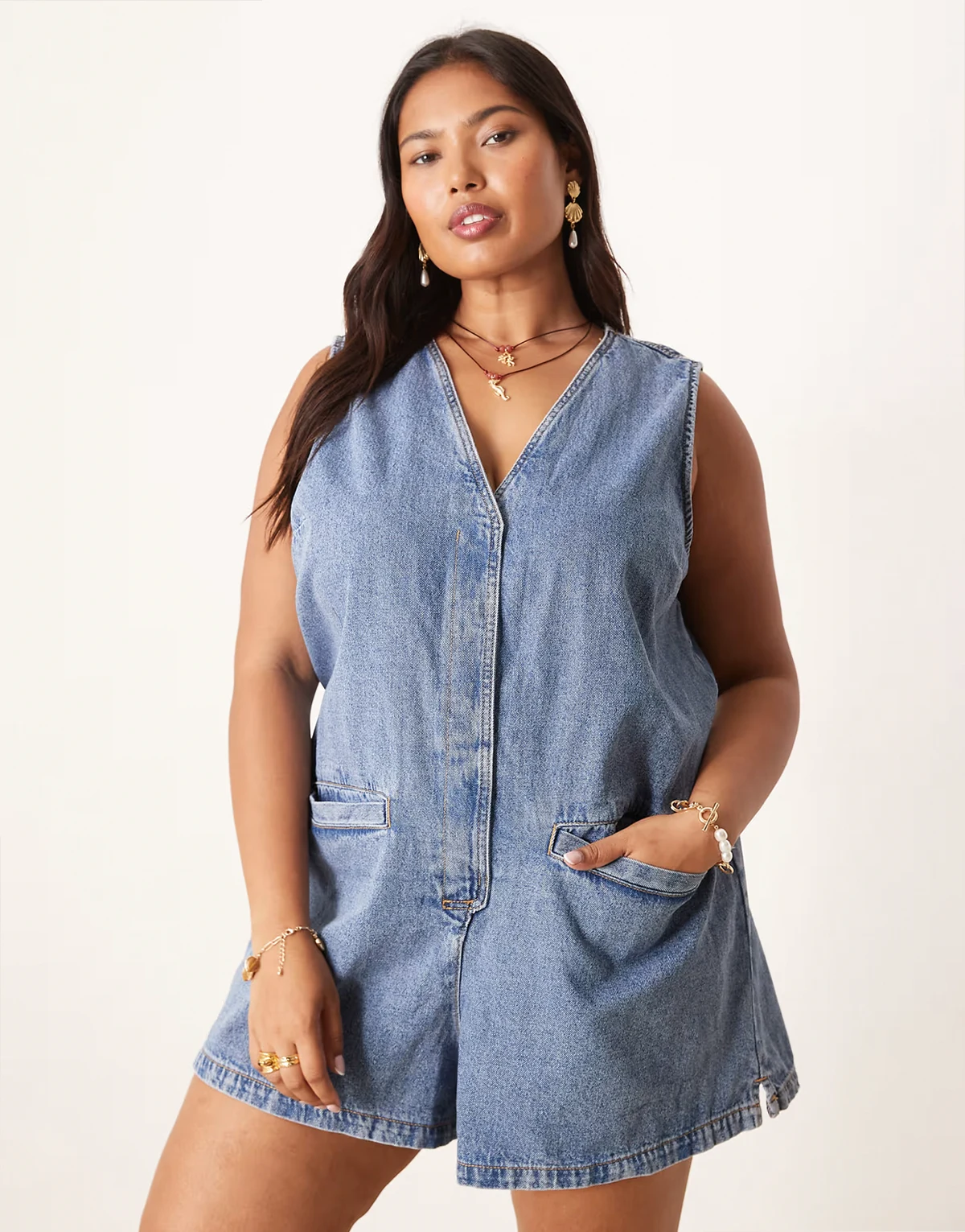 ASOS DESIGN Curve – Niebieski krótki jeansowy kombinezon z wiązaniem