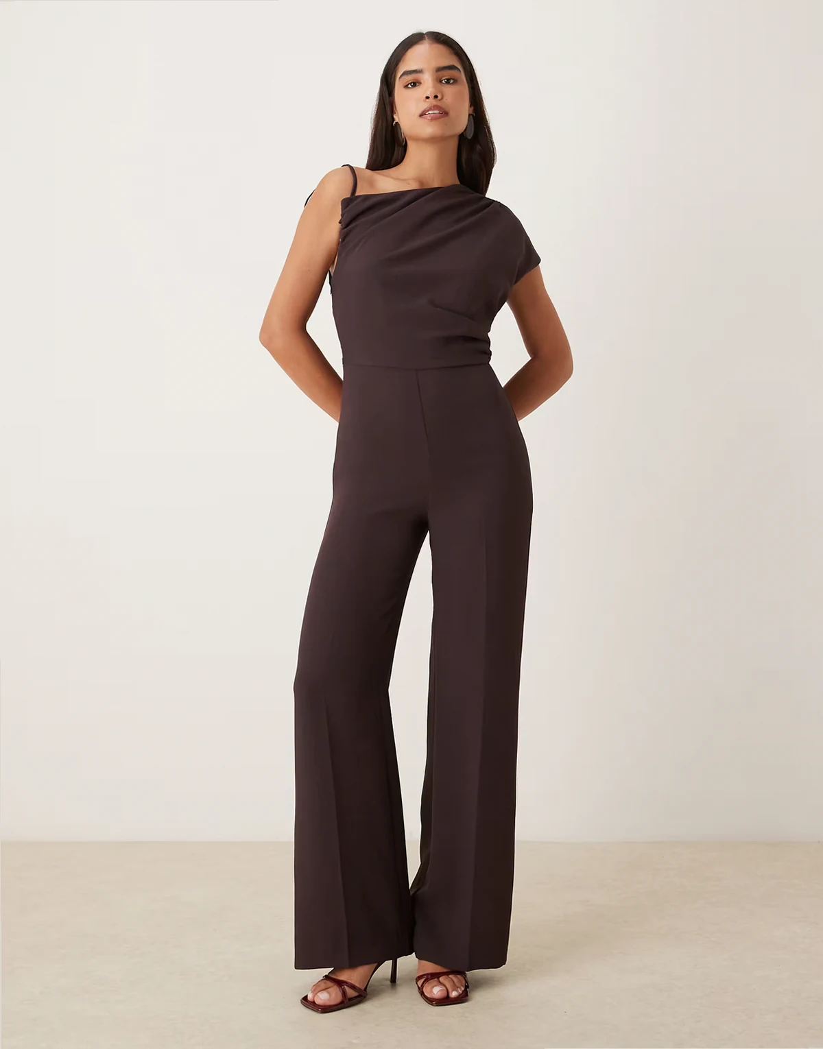 – Asymmetrischer Jumpsuit in Braun mit geraffter Taille