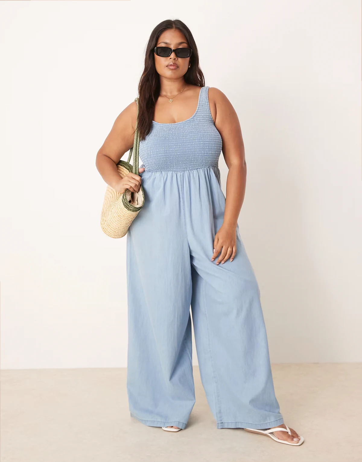 ASOS DESIGN Curve – Miękki jasnoniebieski kombinezon jeansowy z szerokimi nogawkami i marszczoną górą