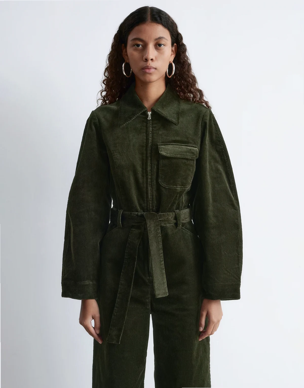 – Jumpsuit aus Cord in Dunkelgrün mit Gürtel und voluminösen Ärmeln