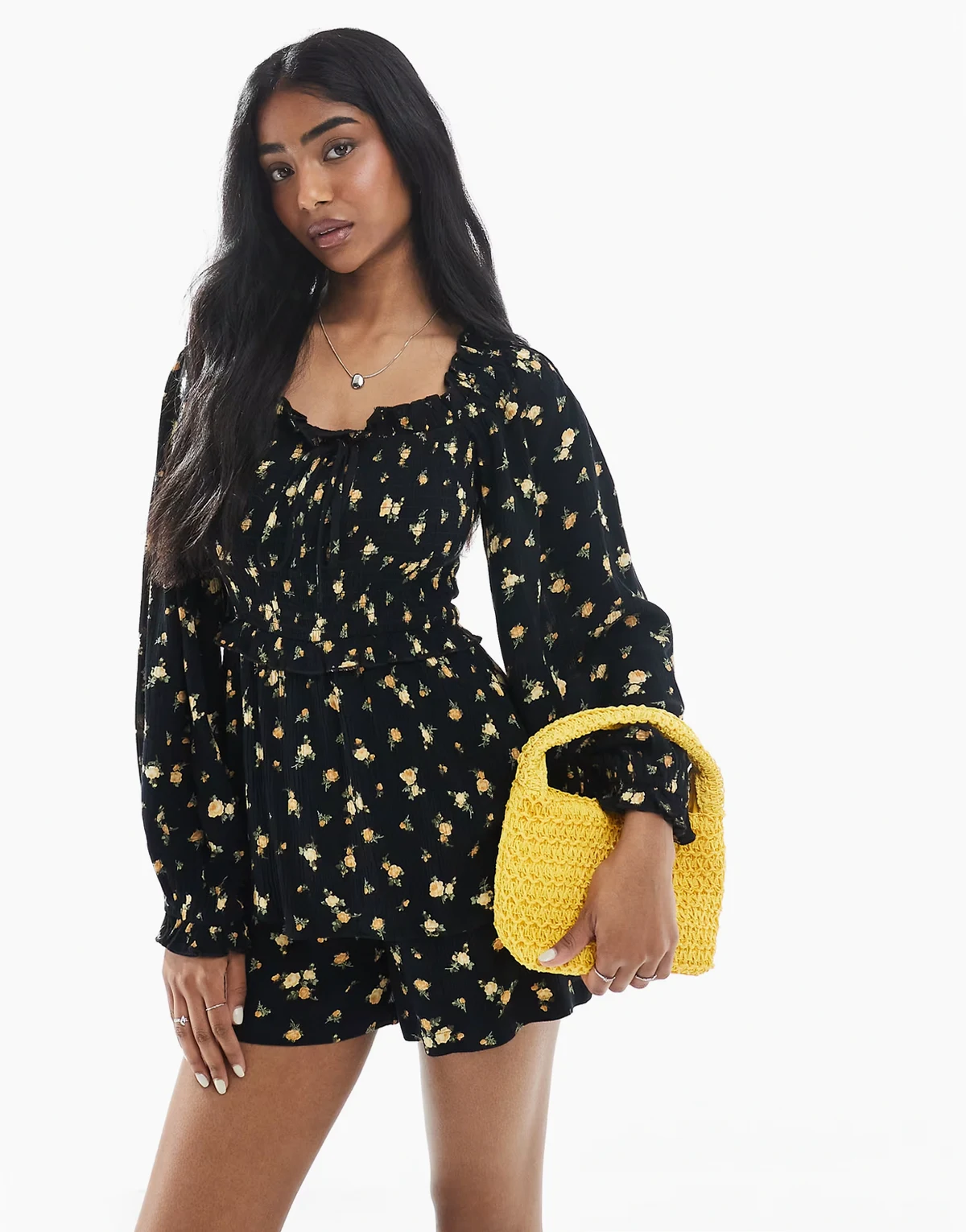 – Langärmliger Playsuit in Schwarz mit Blumenmuster