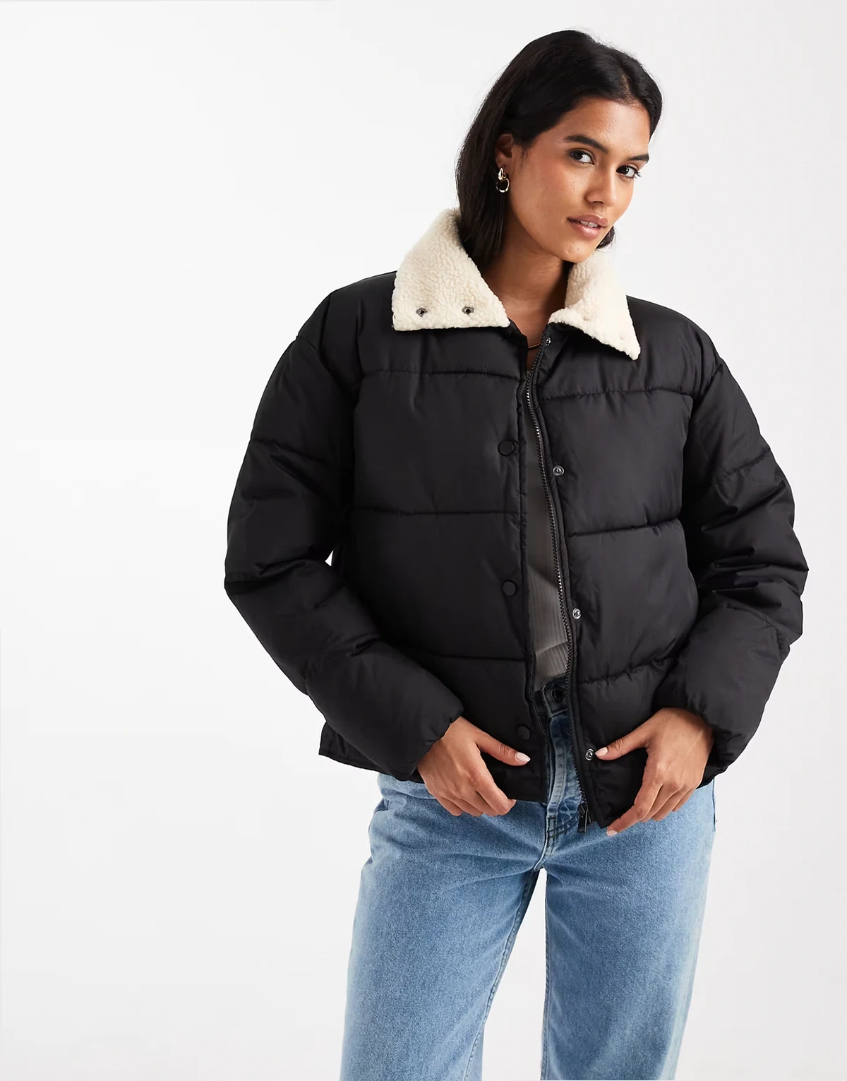 – Wattierte Jacke in Schwarz mit Teddyfell-Kragen