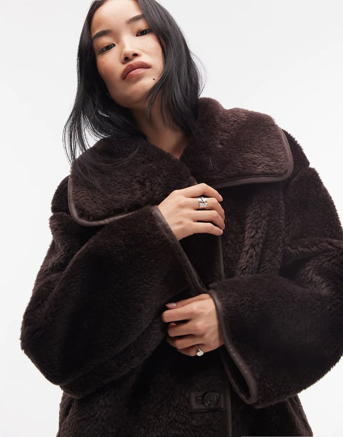 – Oversize-Jacke in Braun aus Lammfellimitat mit Kontrasteinfassung