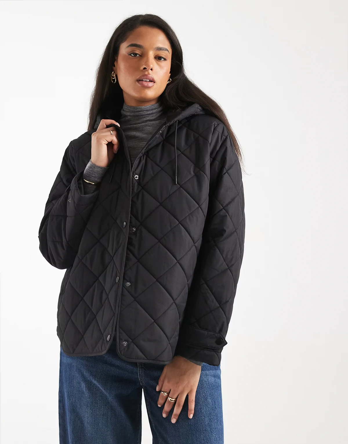 – Steppjacke in Schwarz mit Kapuze