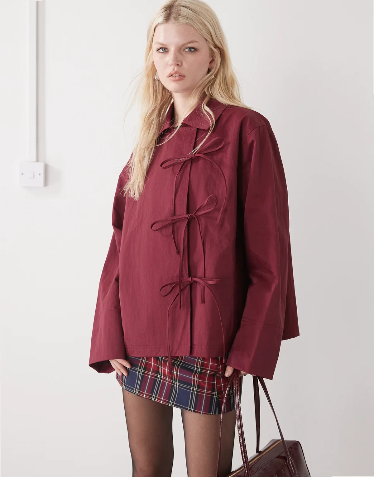 – Cropped-Trenchjacke in Burgunderrot mit Schleifenbindung