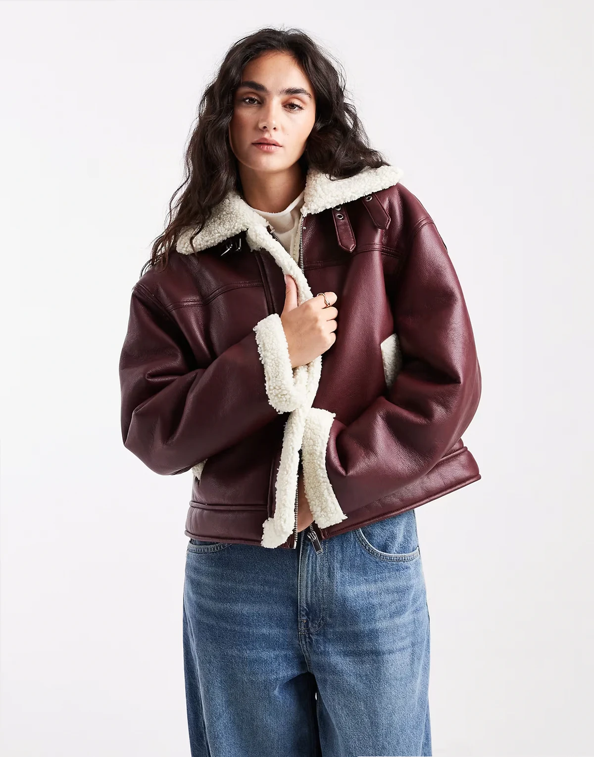 – Krótka bordowa kurtka z imitacji skóry i kożuszka