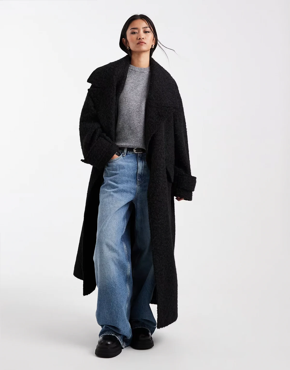 – Czarny elegancki płaszcz oversize