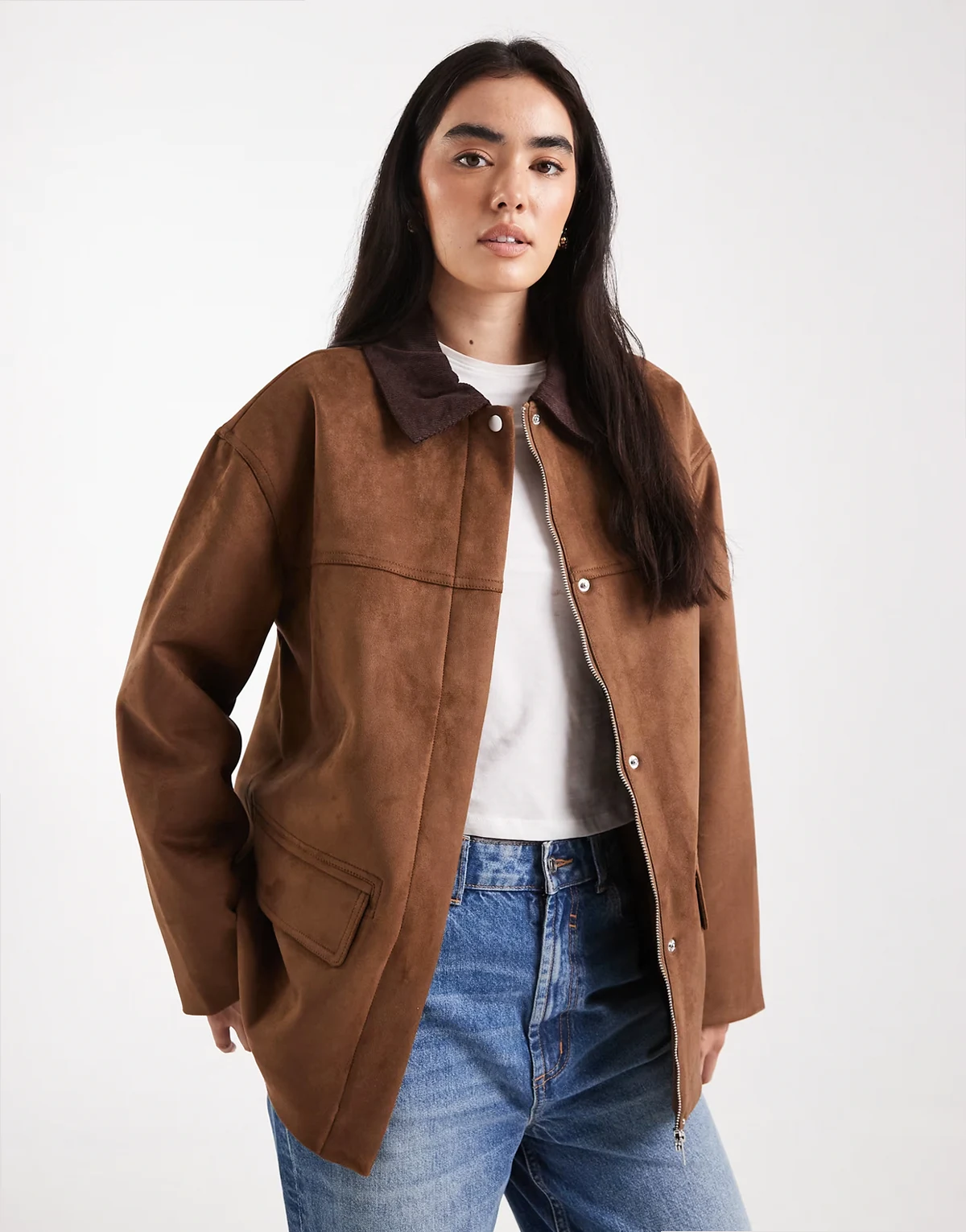 – Brązowa kurtka typu barn z imitacji zamszu z kontrastowym kołnierzem