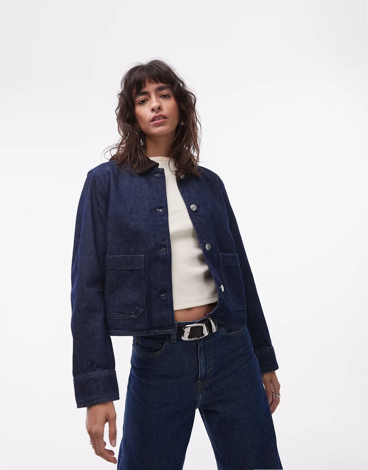 – Cropped Jeans-Hemdjacke in Rinse-Waschung in Indigo mit Kontrastkragen