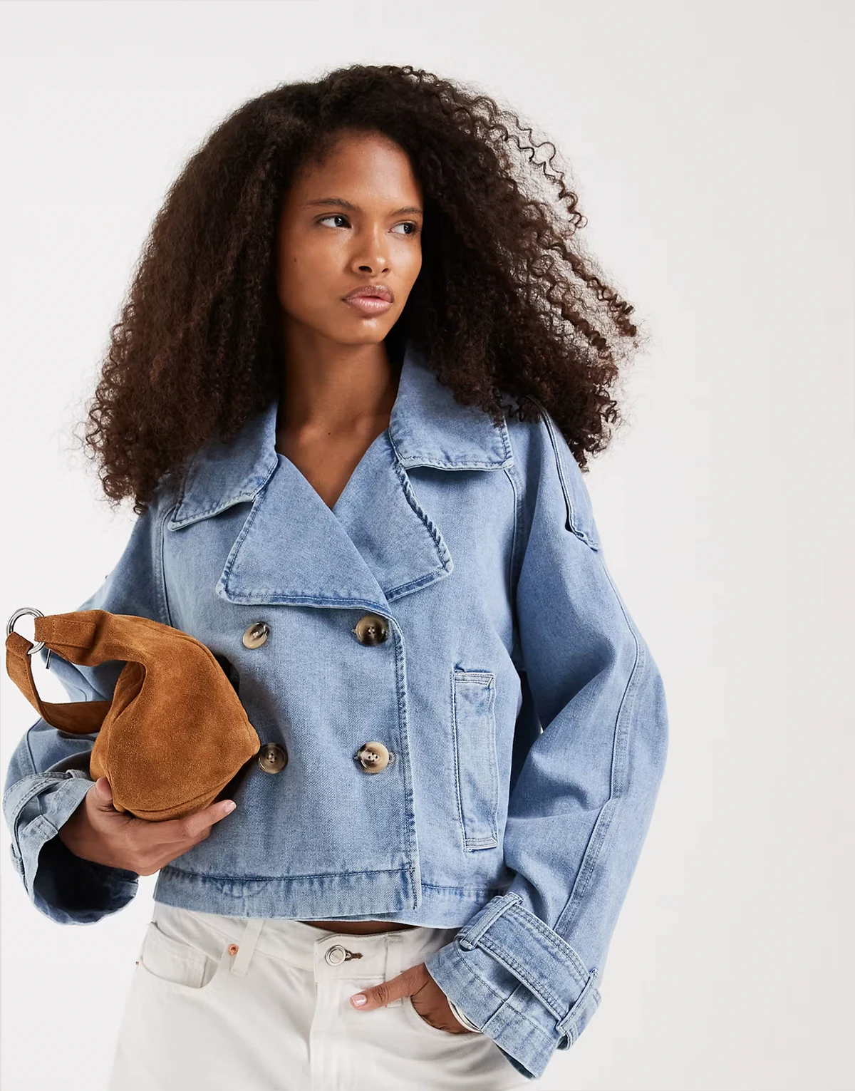 – Kurz geschnittener Jeans-Trenchcoat in hellblauer Waschung
