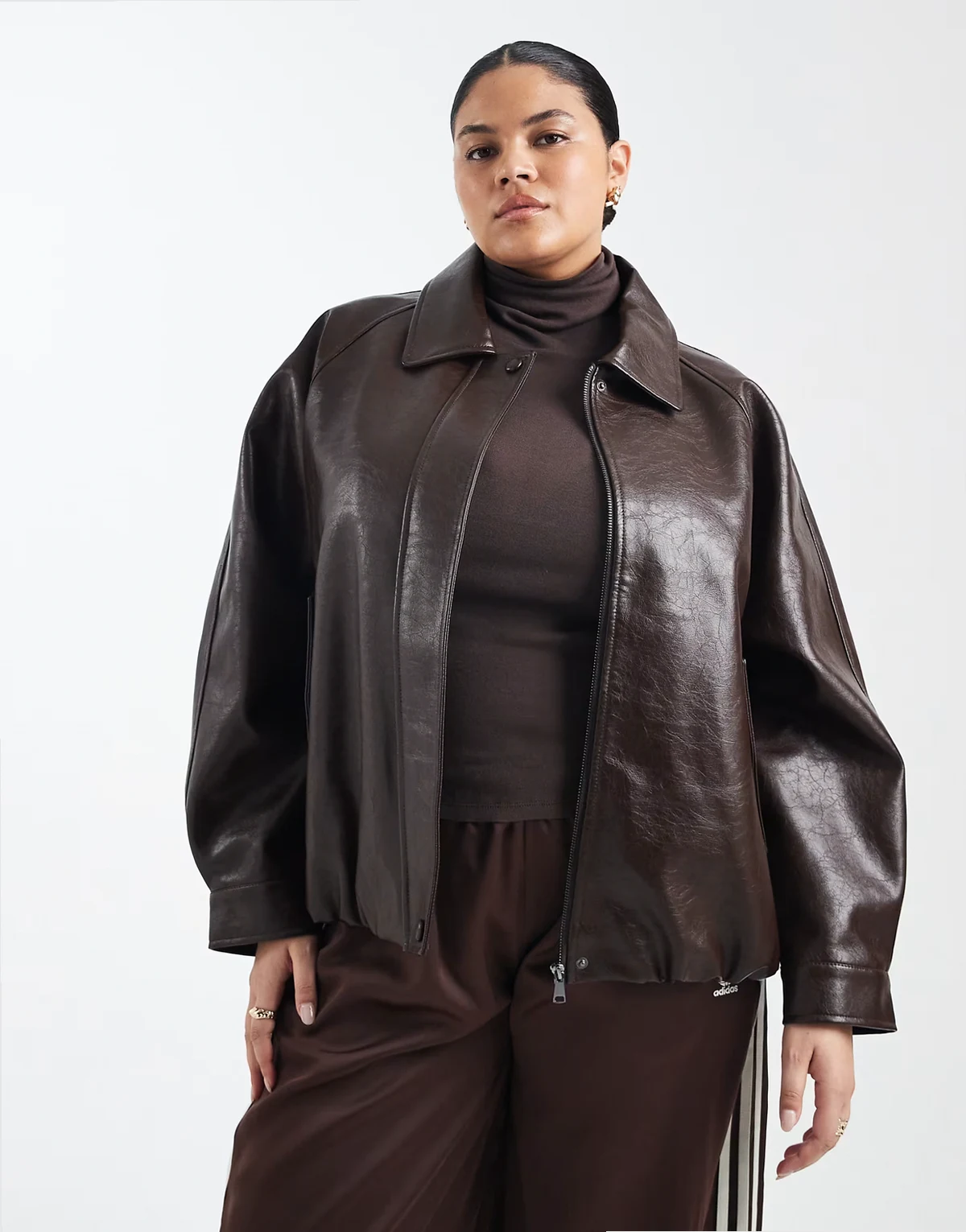 ASOS DESIGN Curve – Czekoladowa kurtka bomberka oversize z imitacji skóry
