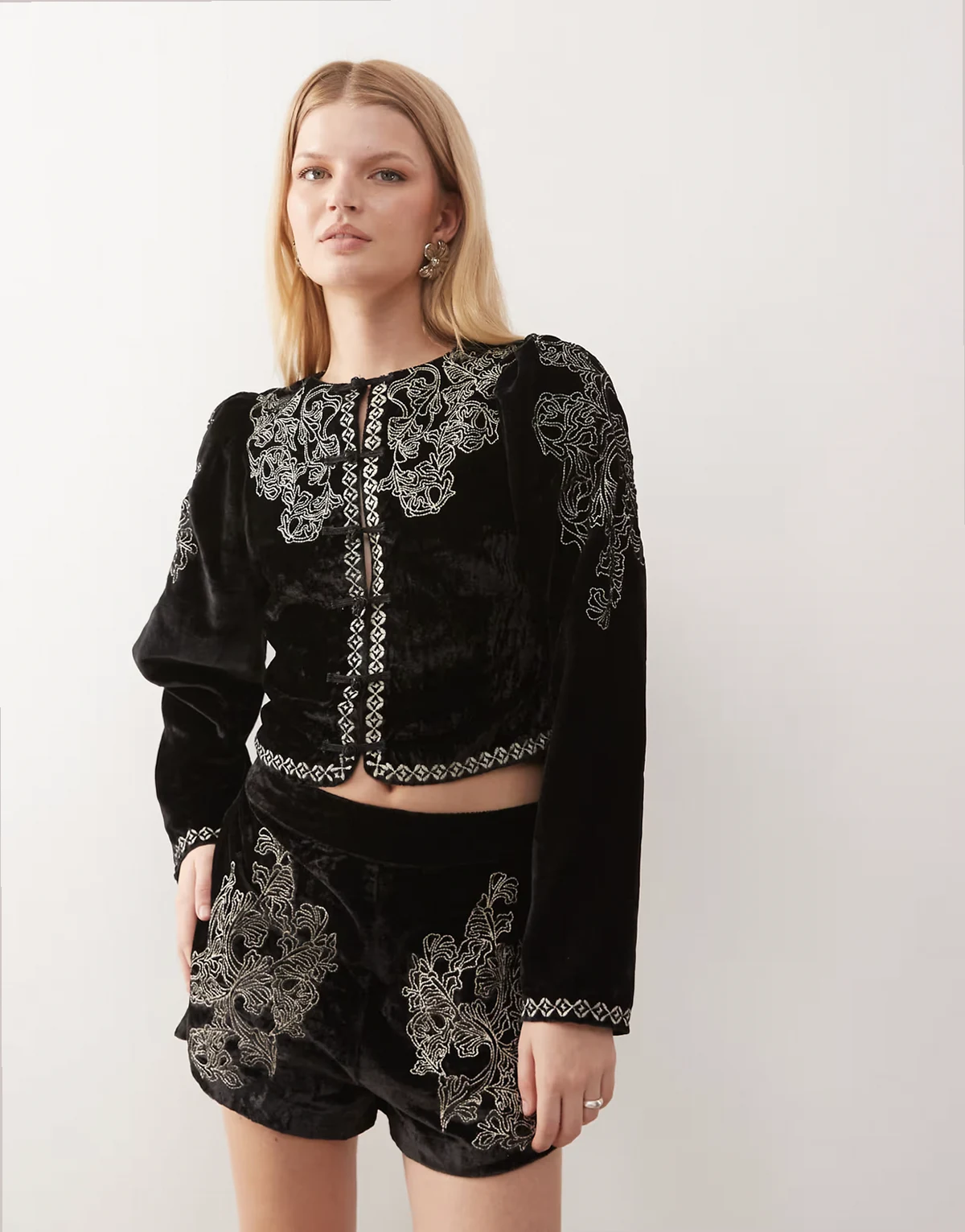 – Bestickte Jacke aus Samt in Schwarz mit Puffärmeln