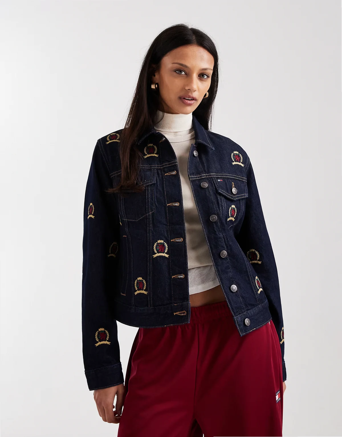 – Jeansjacke in dunkler Indigo-Waschung mit durchgehendem Wappenprint