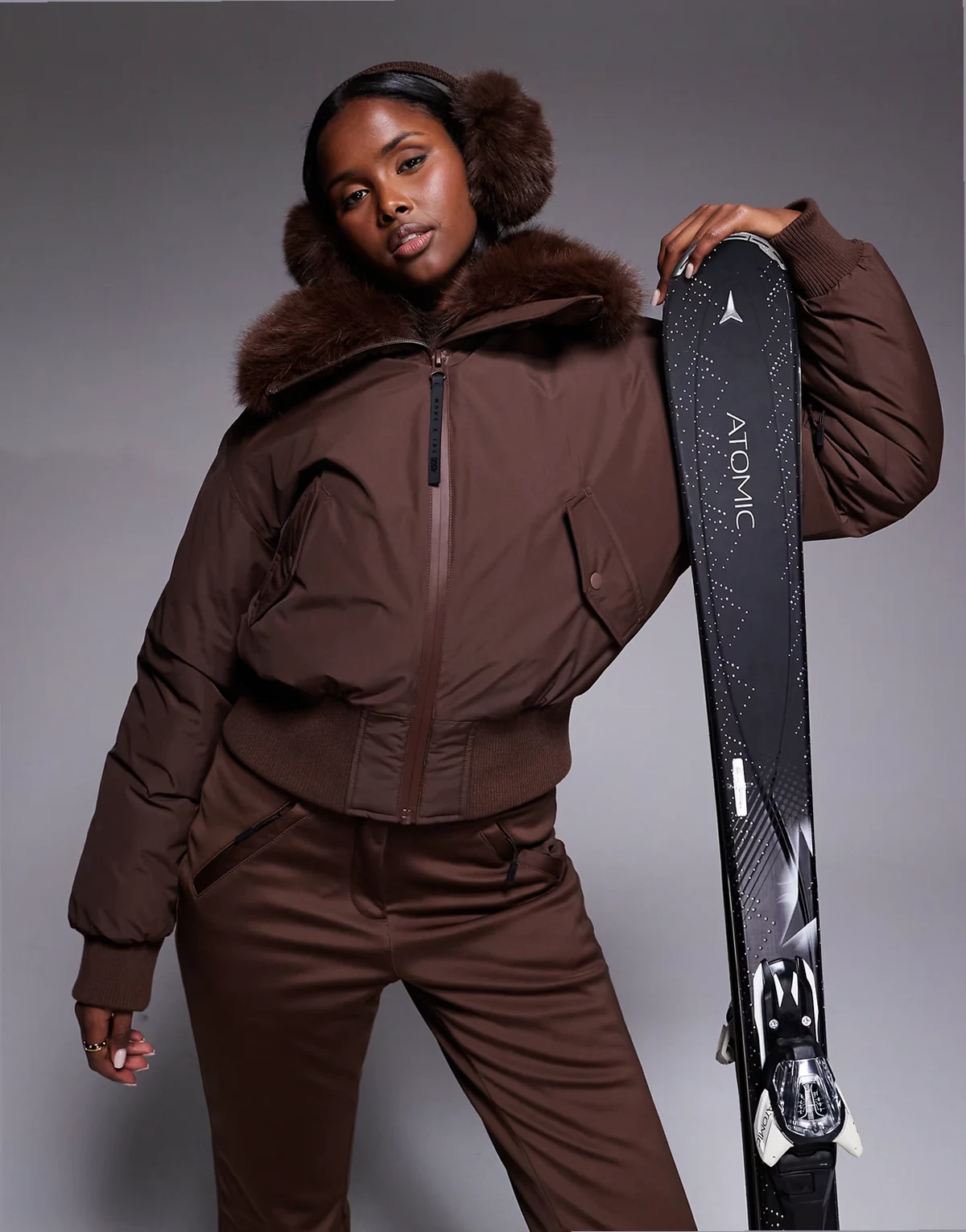 ASOS 4505 – Ski – Kawowa kurtka bomberka o krótkim fasonie z kołnierzem ze sztucznym futrem