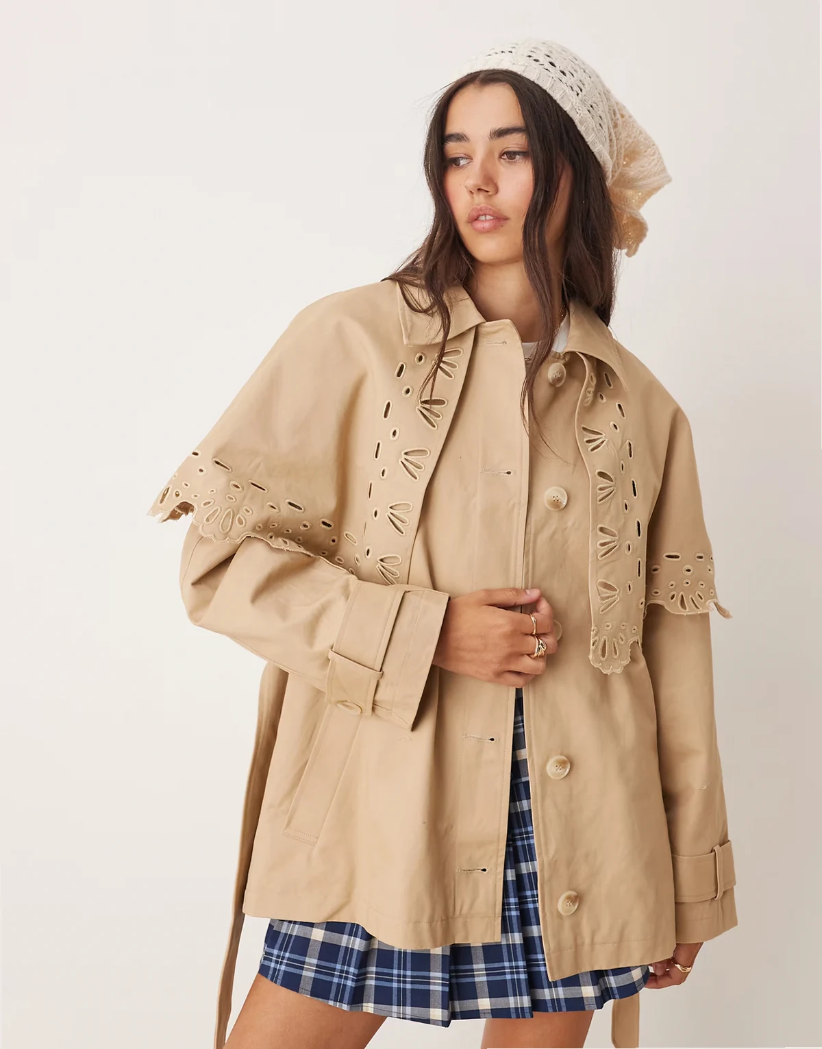 – Cropped Cape-Trenchcoat in Steinbeige mit Lochstickerei