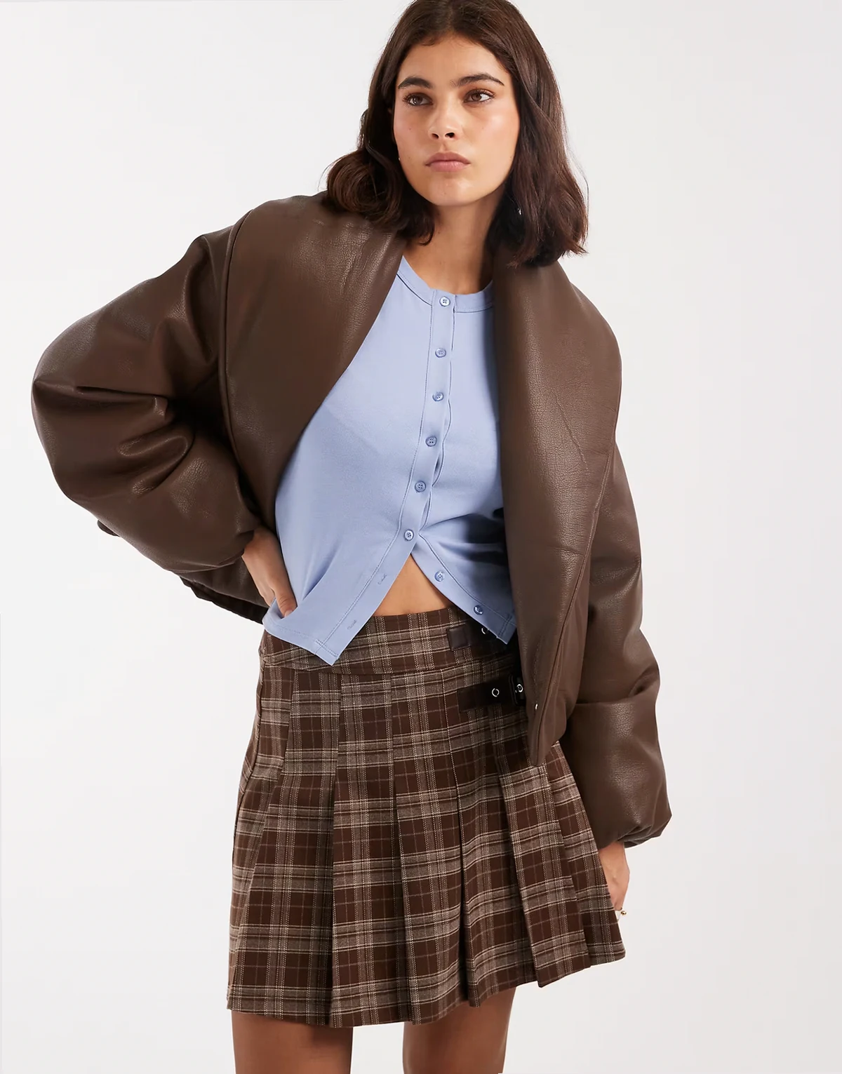 – Cropped-Pufferjacke aus Kunstleder in Schokobraun