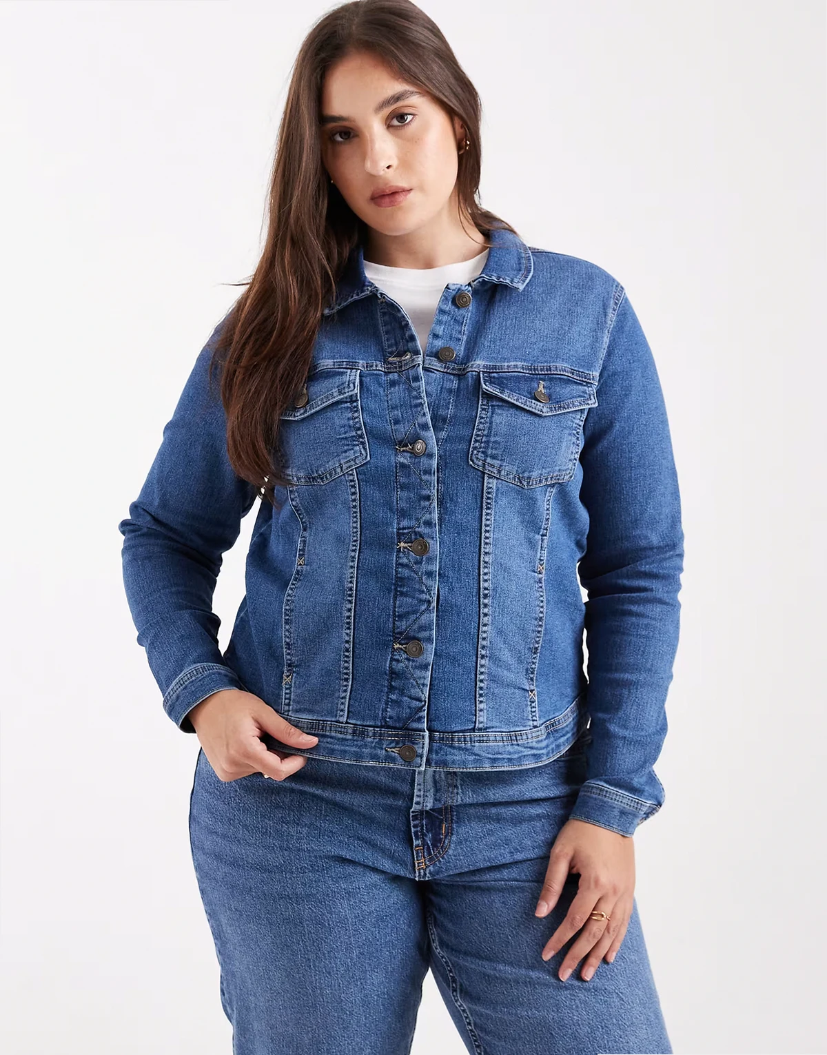 – Niebieska kurtka jeansowa