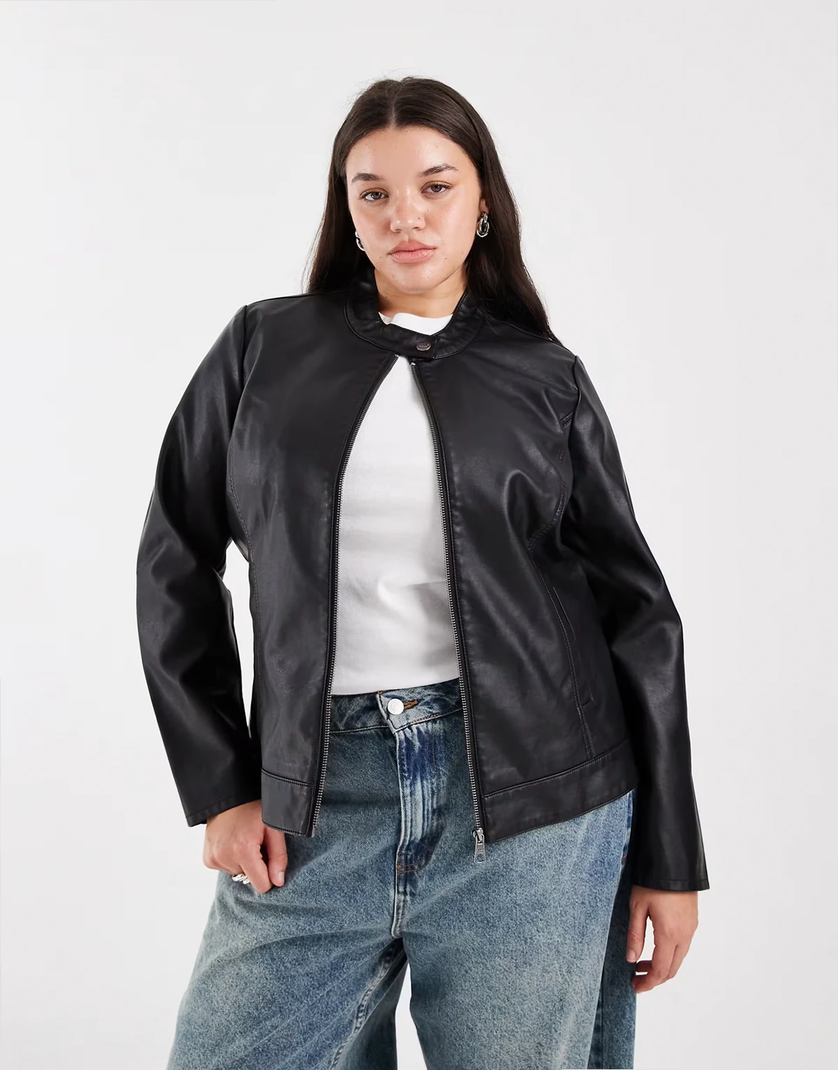 – Czarna kurtka z imitacji skóry