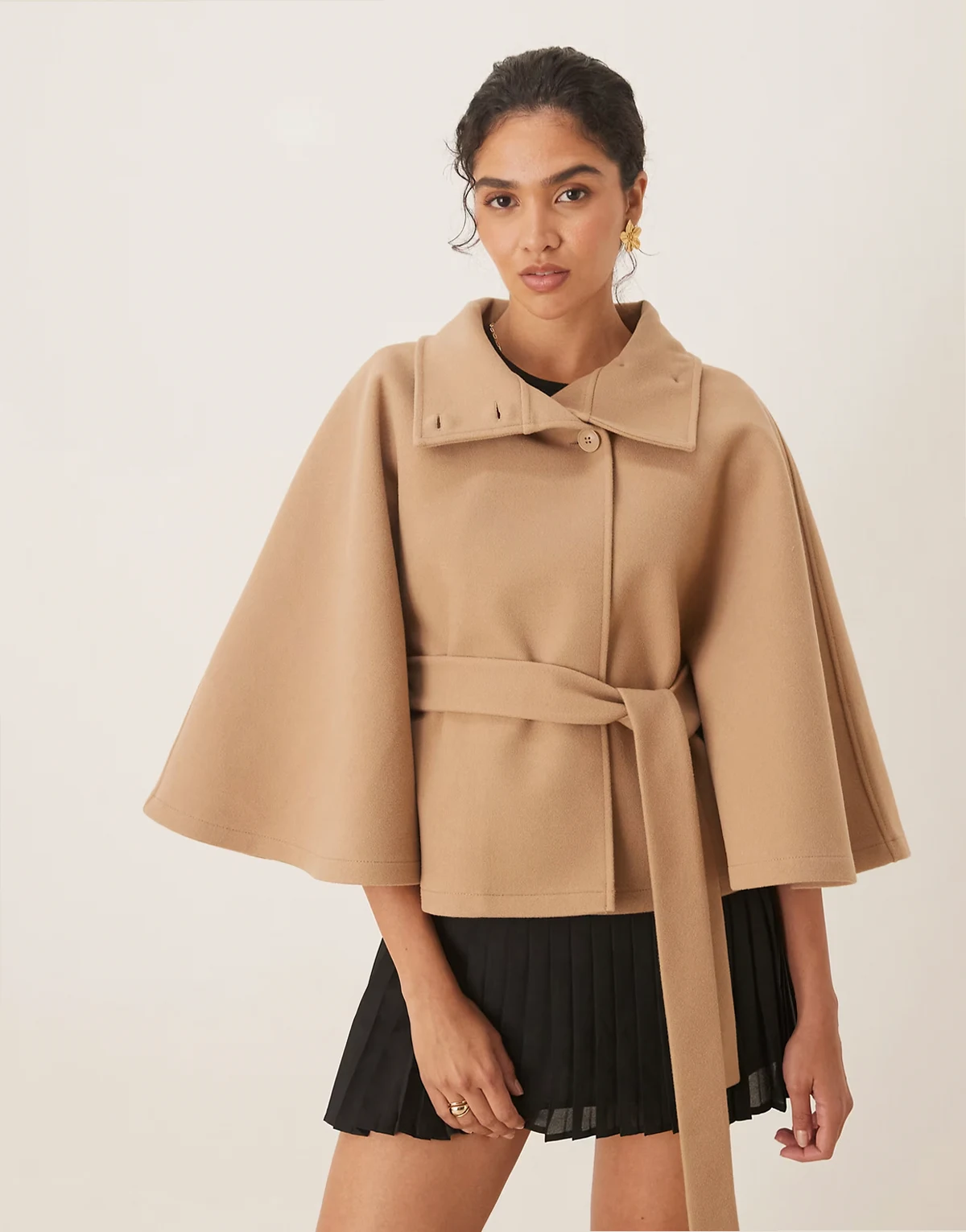 – Cape-Jacke in Beige mit Stehkragen und Bindegürtel