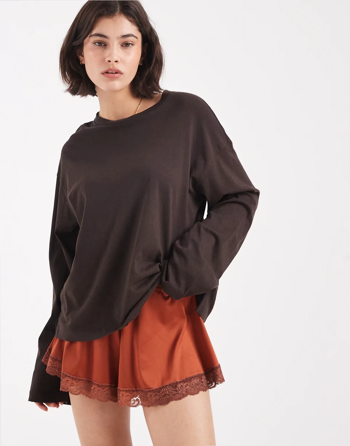 – Hotpant-Shorts in Rostrot aus Satin mit Spitzenbesatz
