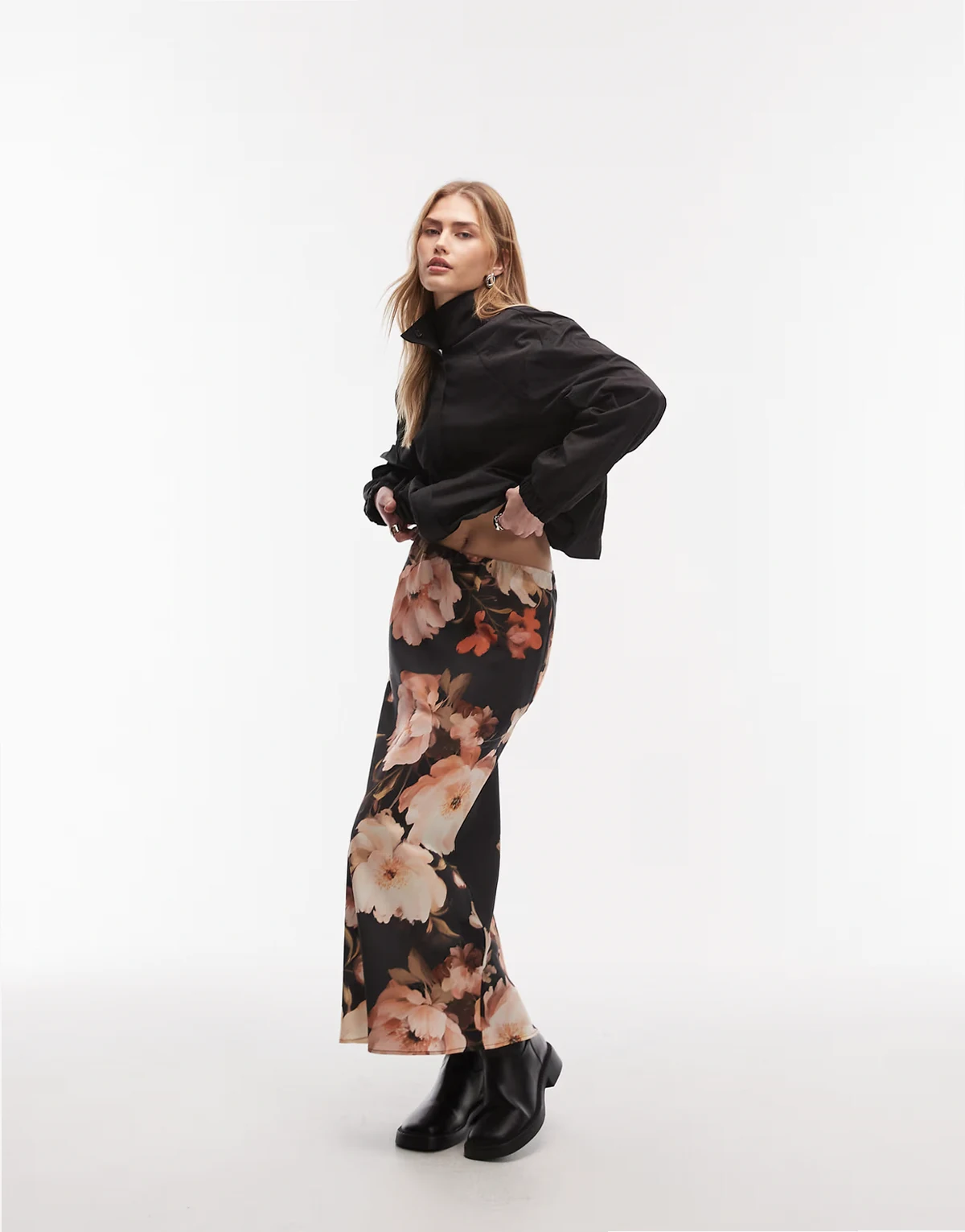 – Maxirock mit asymmetrischem Schnitt und Blumenmuster