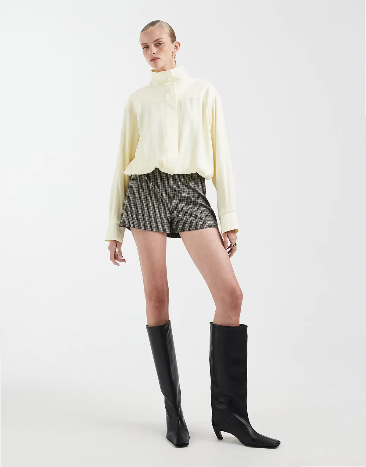 – Knappe, elegante Shorts in Grau kariert