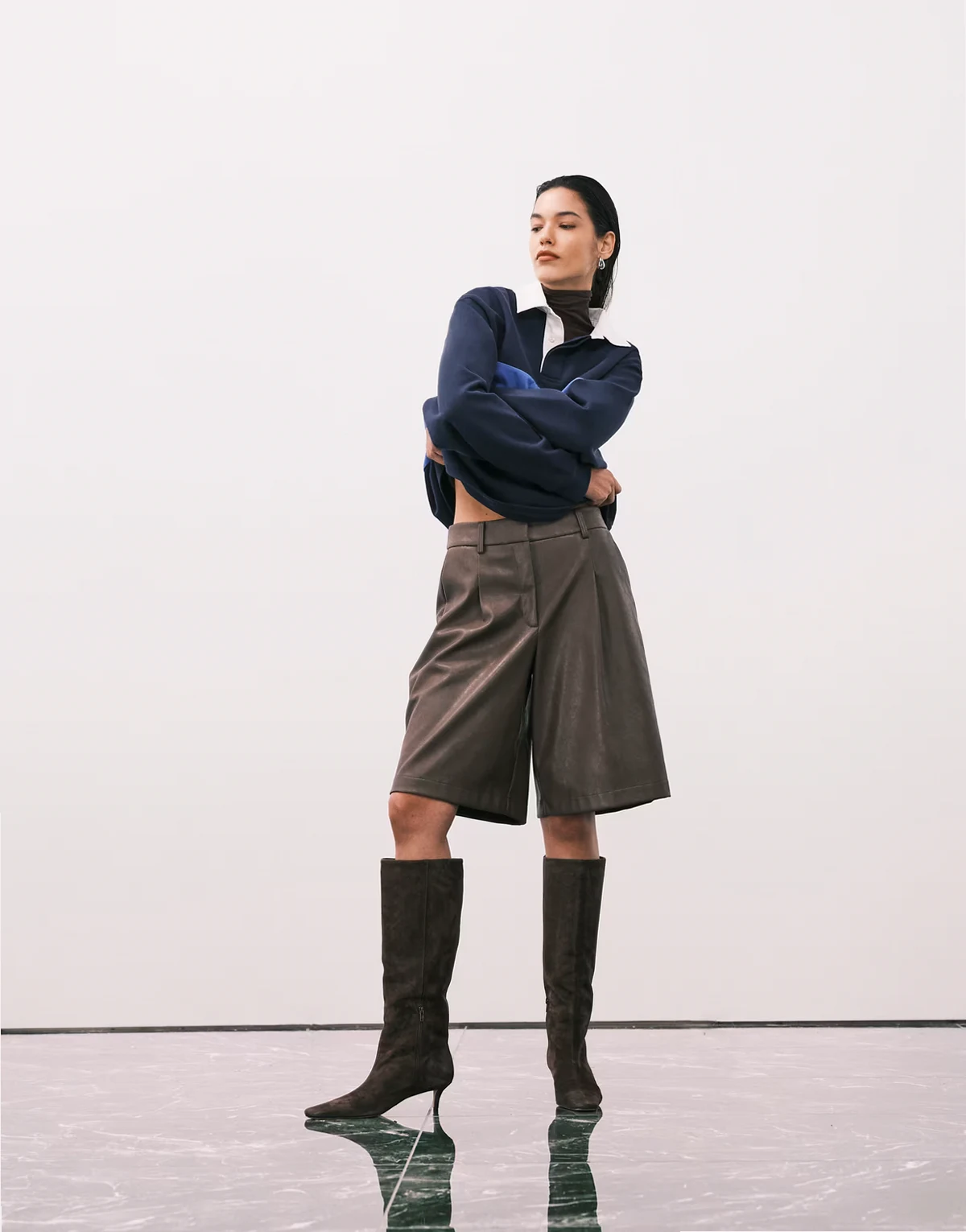 – Longline-Safari-Shorts aus Kunstleder in Braun mit Bundfalten vorne