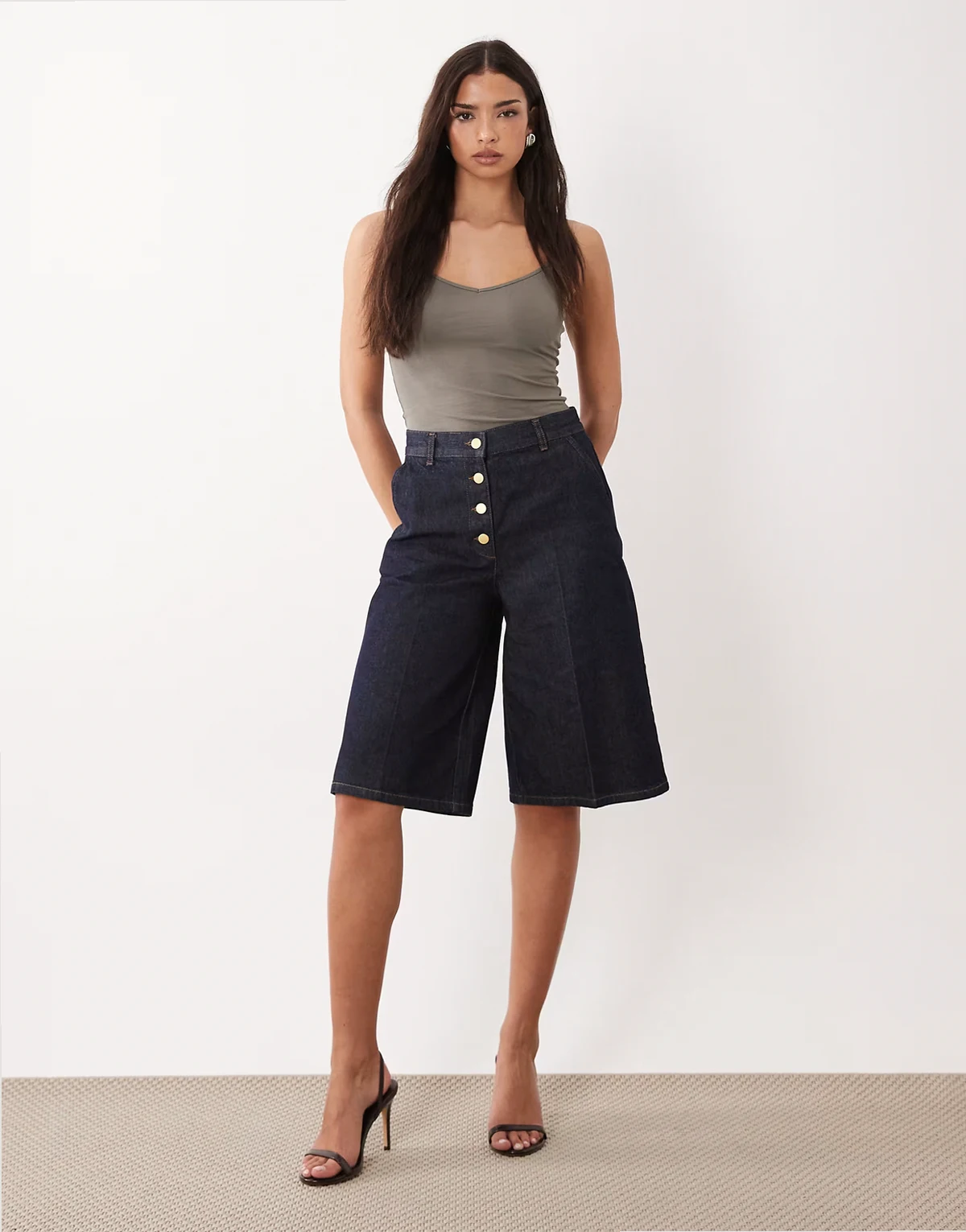 – Denim-Bermudashorts mit weitem Bein und goldfarbenem Knopf