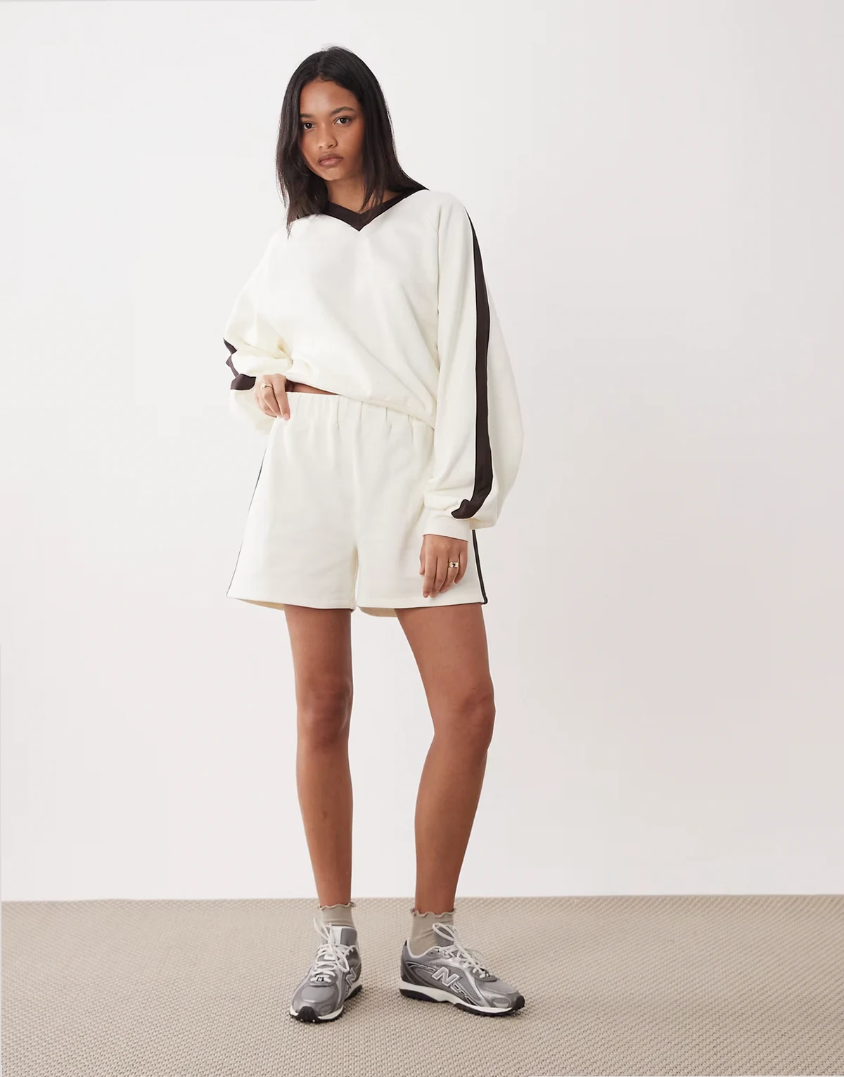 – Kremowe szorty z granatowymi lampasami, część zestawu