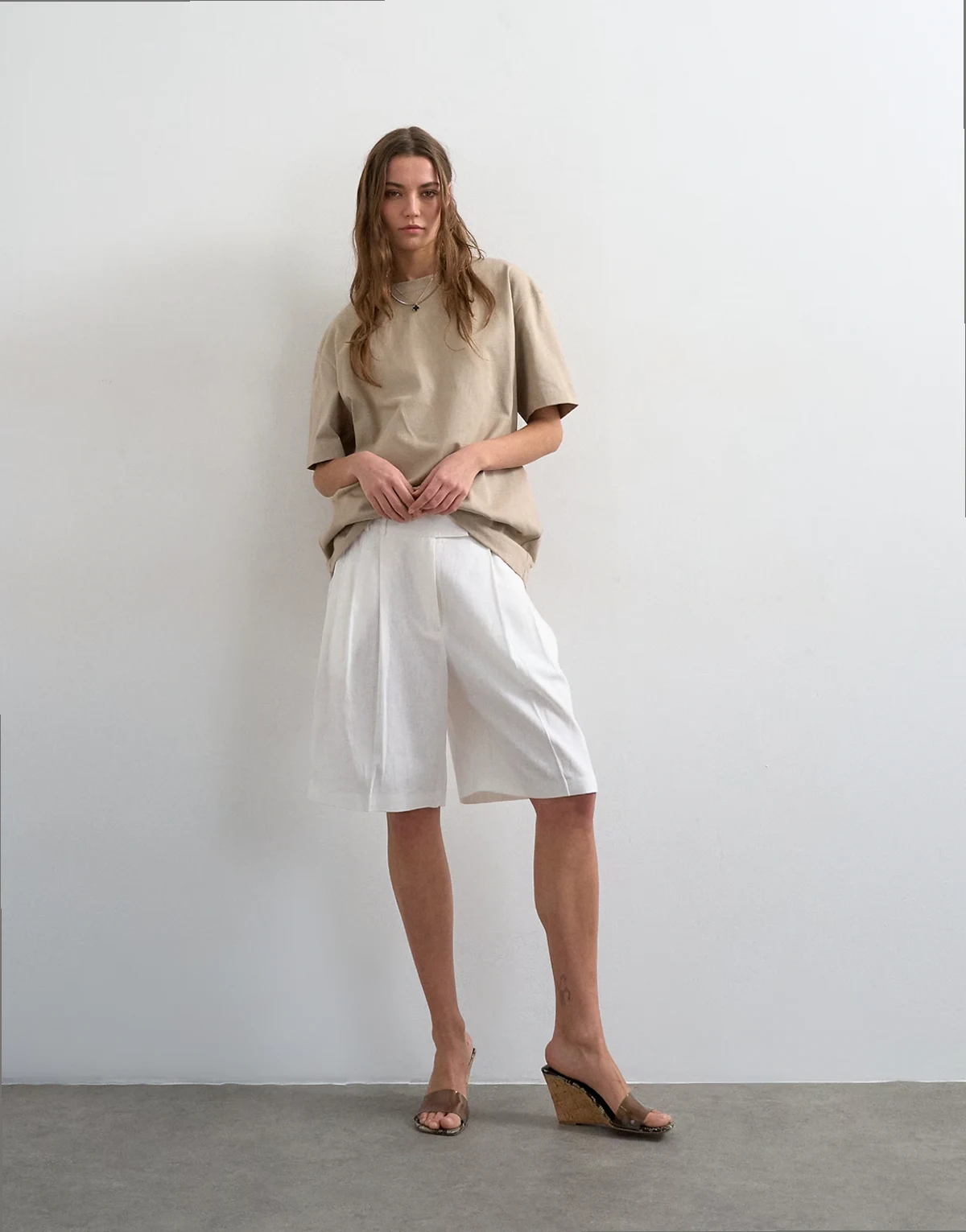 – Elegante Bermudashorts aus Leinenmix in Ecru mit ovalem Beinschnitt