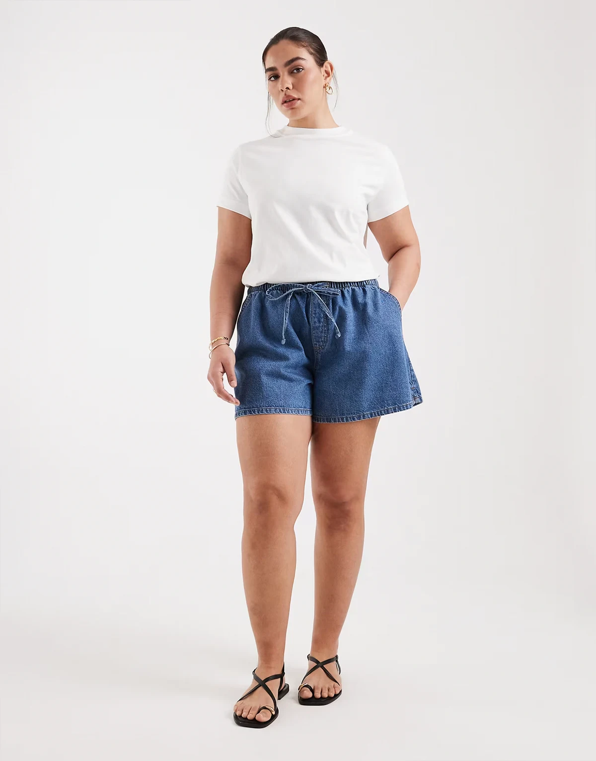 ASOS DESIGN Curve – Schlupf-Jeansshorts in Mittelblau