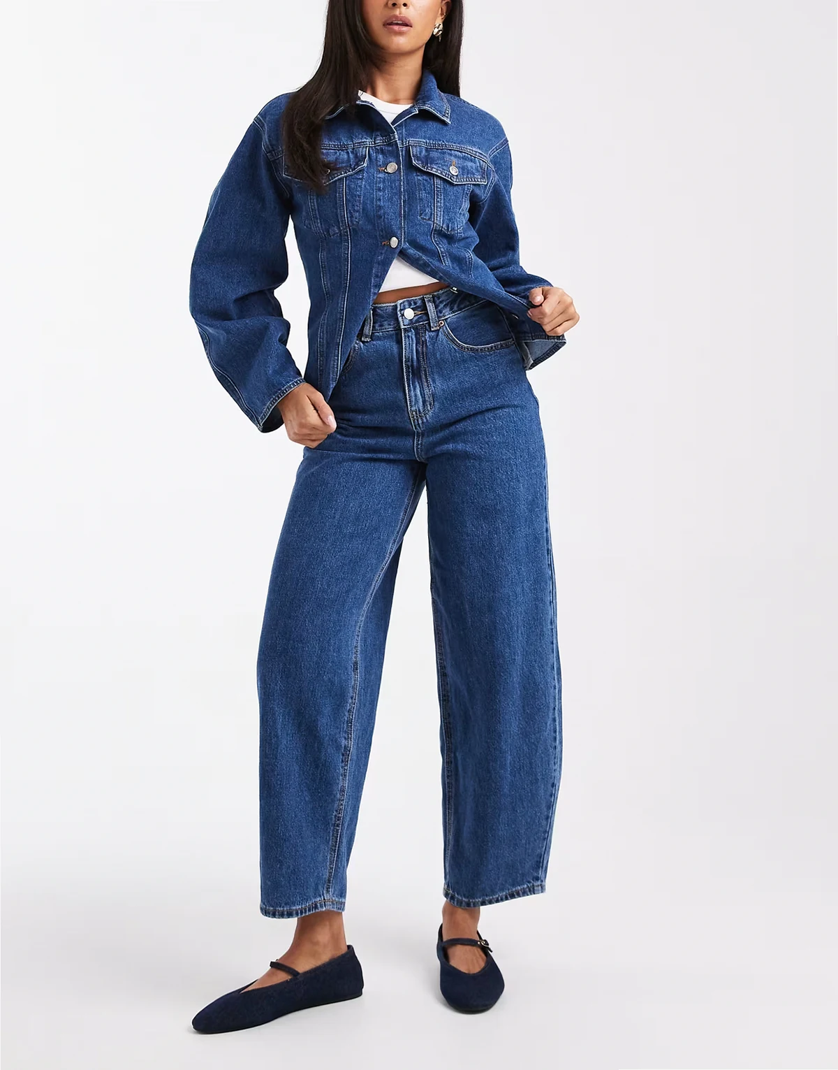 – Billie – Jeans in mittelblauer Waschung mit hohem Bund und abgerundetem weitem Bein