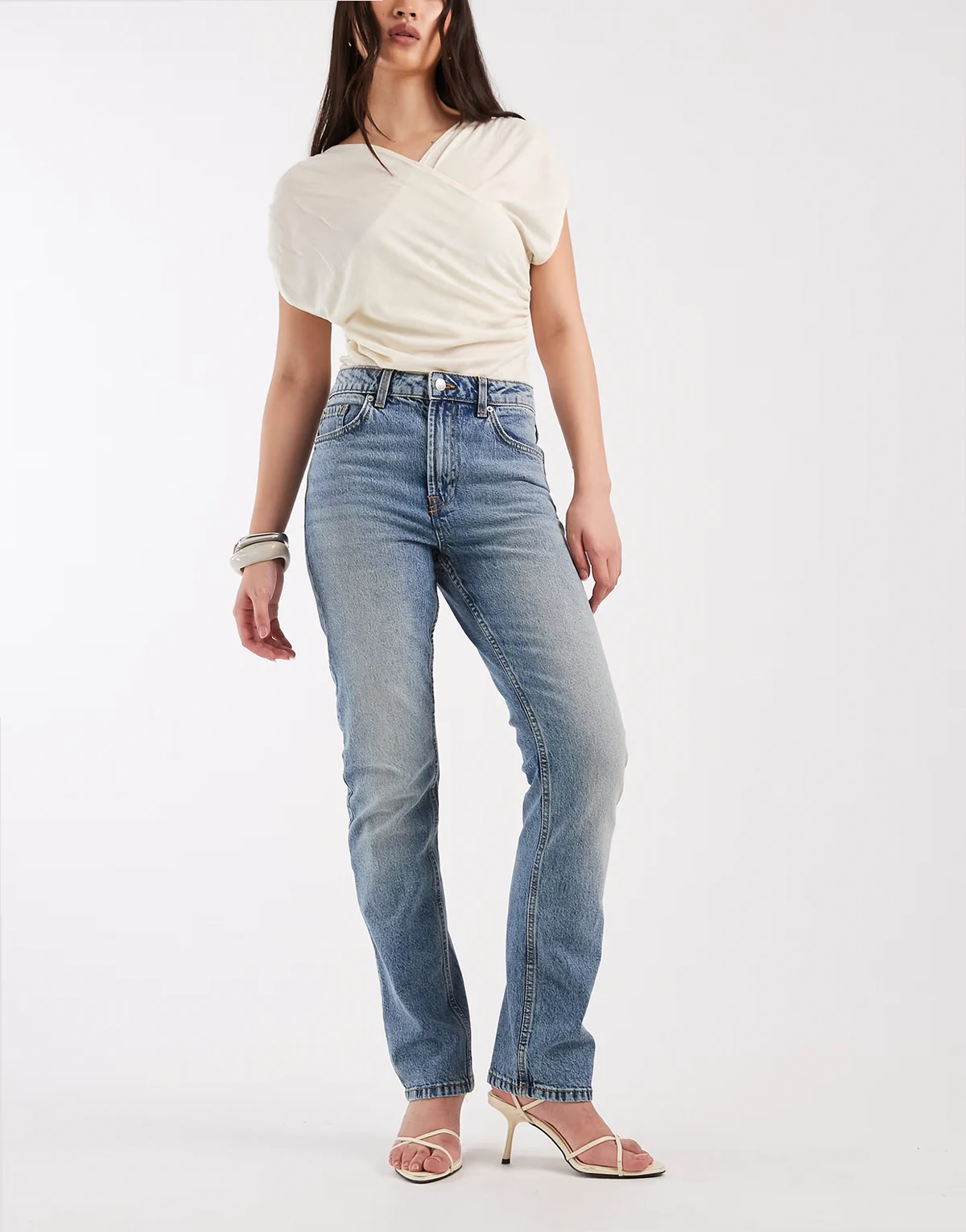 – Schmal geschnittene Jeans in Vintage-Waschung mit hohem Bund und geradem Schnitt