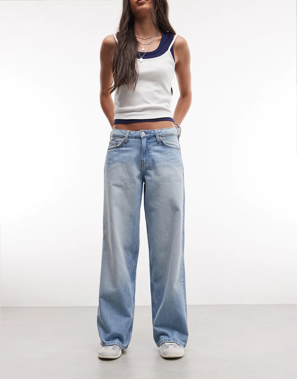 – Ample – Weit geschnittene Jeans in mittelblauer Waschung mit niedrigem Bund