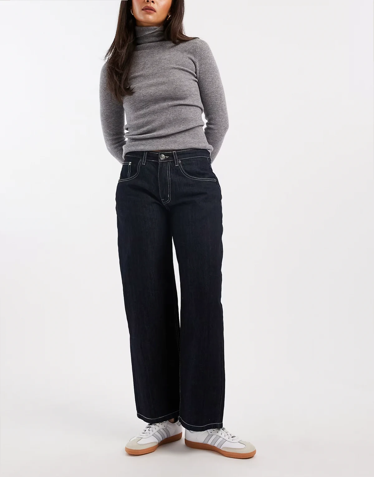 – Ava – Jeansy typu boyfriend z niskim stanem w kolorze indygo