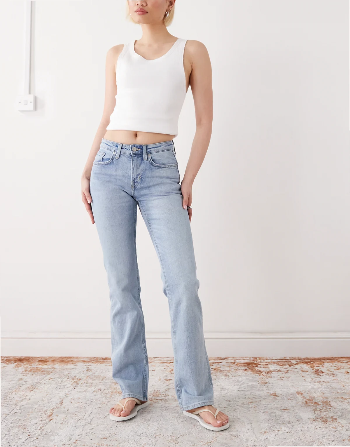– Tension – Schmal geschnittene Bootcut-Jeans in hellblauer Waschung