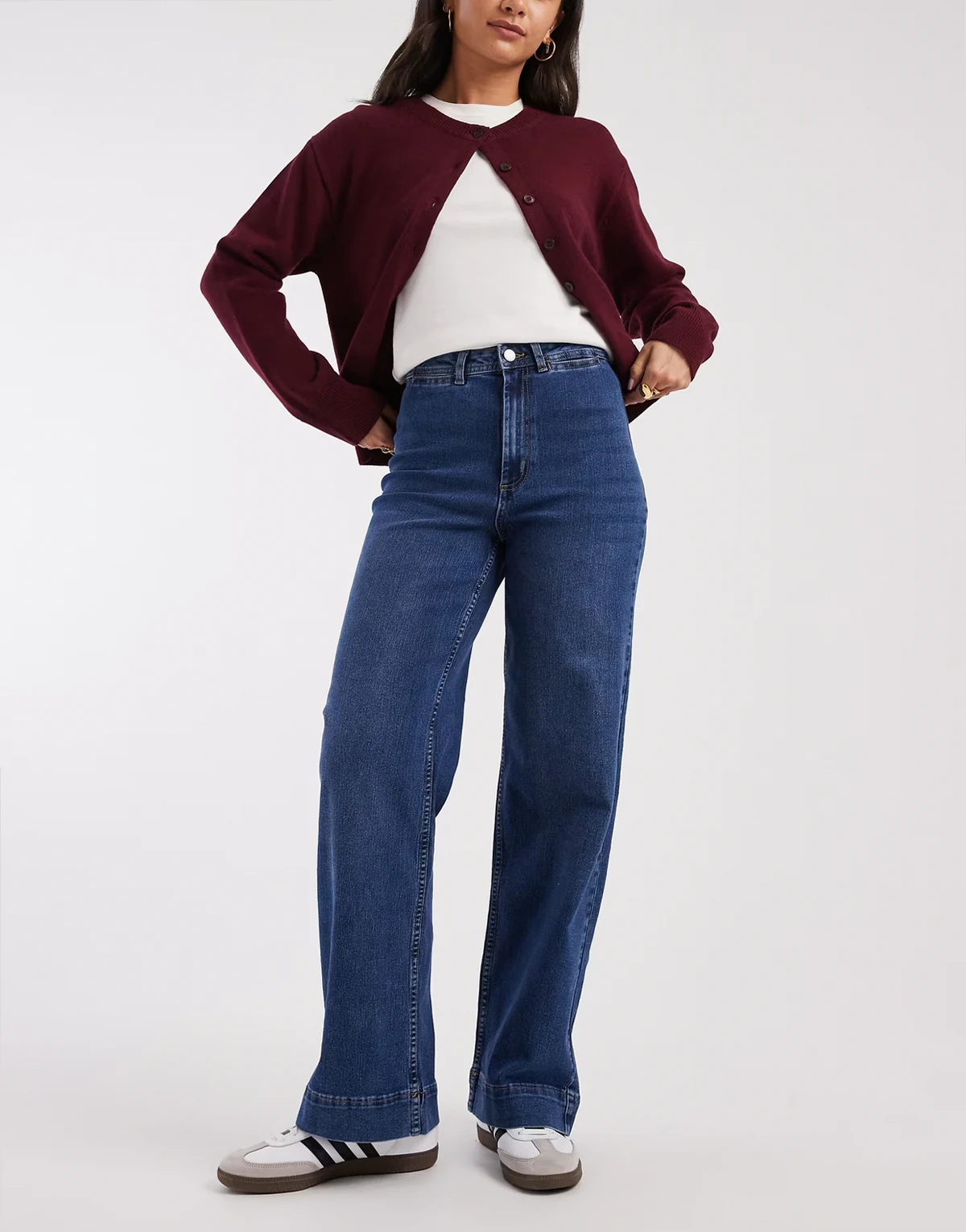 – Kayla – Weit geschnittene Jeans in Dunkelblau mit hohem Bund und breitem Saum