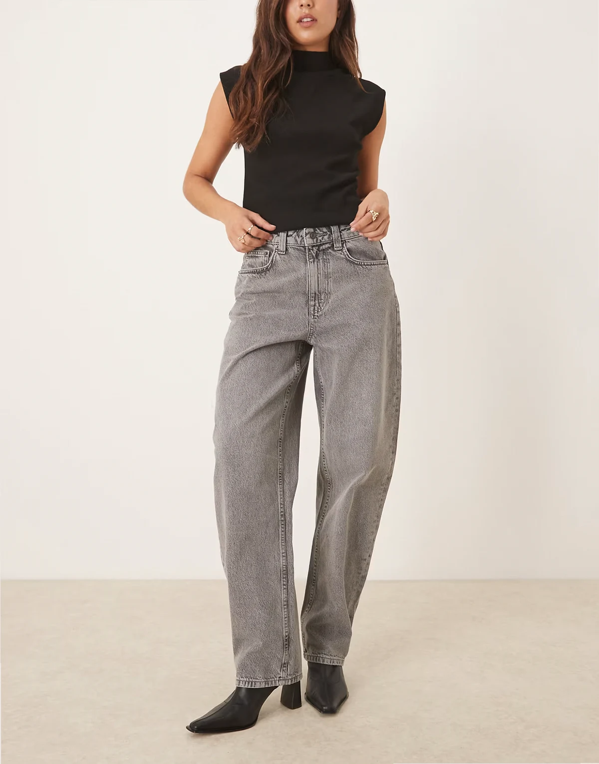 – Szare dopasowane jeansy barrel