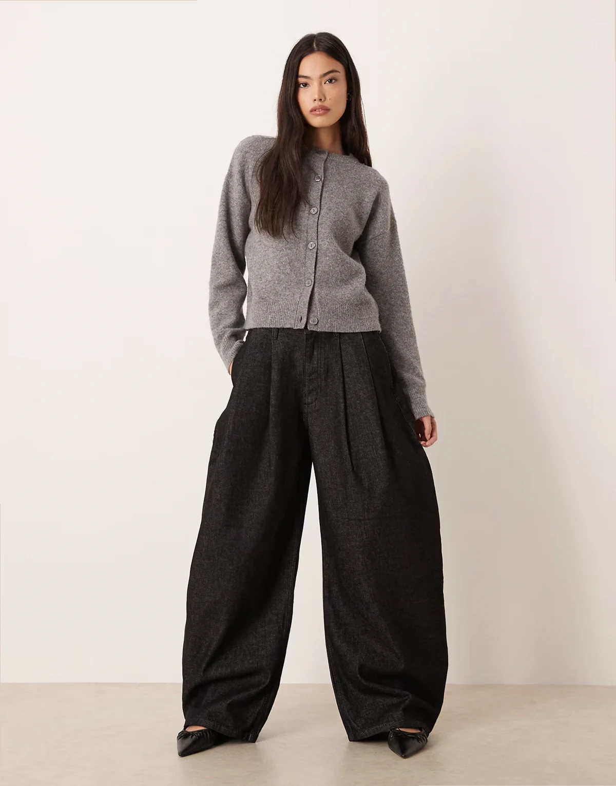 – Czarne jeansy oversize z baryłkowymi nogawkami