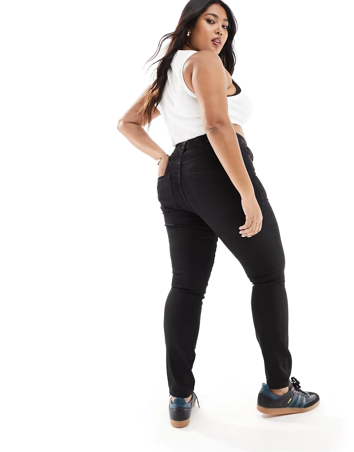 – Czarne jeansy o obcisłym kroju