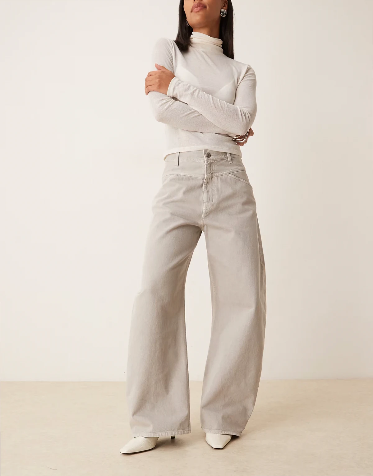 – Barrel-Jeans aus weichem Denim in Grau
