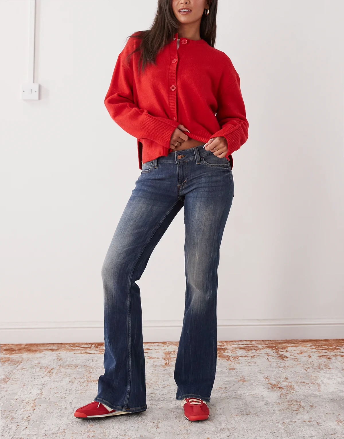 – Booty Bei – Niebieskie jeansy bootcut z obniżonym stanem i efektem sprania