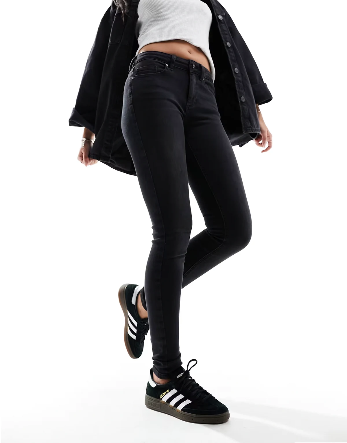 – Skinny-Jeans mit mittelhohem Bund in Schwarz