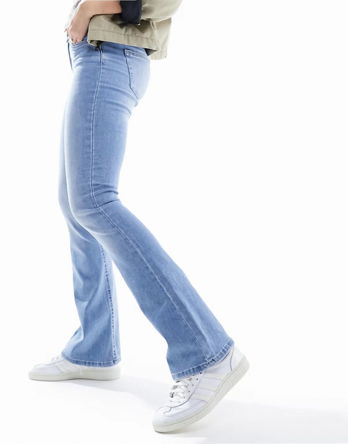 – Blush – Schlagjeans in hellblauer Waschung mit mittelhohem Bund
